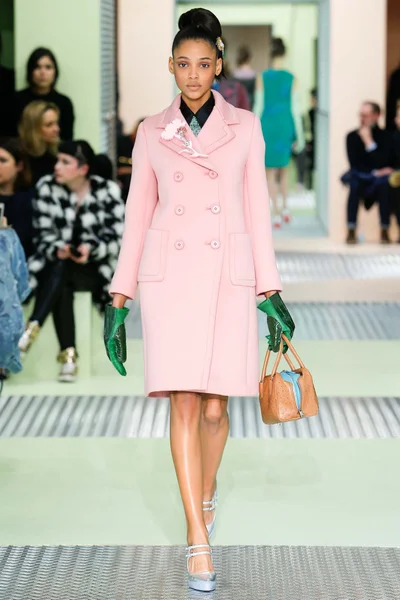 Look 16